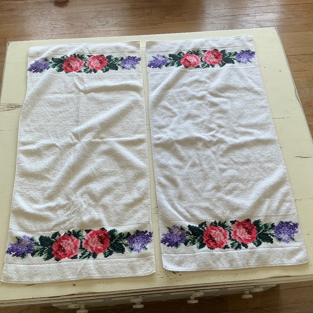 Vintage set of 2 Saks Fifth Avenue Floral Hand Towels